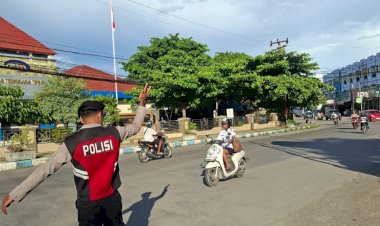 Satsamapta-Polresta-Kupang-Kota-Laksanakan-Pengaturan-Lalu-Lintas-Pagi-Hari,-Ciptakan-Keamanan-dan-Kenyamanan-bagi-Masyarakat.