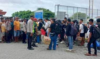 Ribuan-Penumpang-Tiba-di-Pelabuhan-Tenau,-Polsubsektor-Laksanakan-Pengamanan-Intensif.