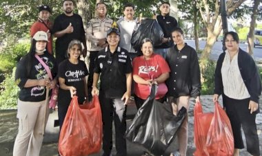 Dukung-Program-Kota,-Bhabinkamtibmas-Oetete-dan-Karang-Taruna-'Keroyok'-Sampah-di-Jalan-Frans-Seda.