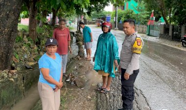 Cegah-Genangan-Air-Akibat-Sampah,-Bhabinkamtibmas-Kayu-Putih-Pantau-Pembersihan-Saluran-Air