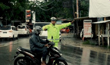 Satlantas-Polresta-Kupang-Kota-Tetap-Laksanakan-Strong-Point-Pagi-Meski-Diguyur-Hujan-Deras