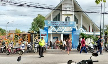 Jamin-Kenyamanan-Umat-Beribadah,-Satlantas-Polresta-Kupang-Kota-Jaga-Keamanan-dan-Kelancaran-Lalin-di-Gereja.