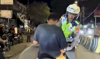 Strong-Point-Malam-Hari,-Satlantas-Polresta-Kupang-Kota-Amankan-Pengendara-Tanpa-Helm-dan-Diduga-Mabuk-di-Jalan-Nangka-Bawah.