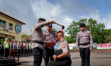Tradisi-Siraman-Air-Kembang-Warnai-Kenaikan-Pangkat-Pengabdian-Kabag-Log-Polresta-Kupang-Kota.