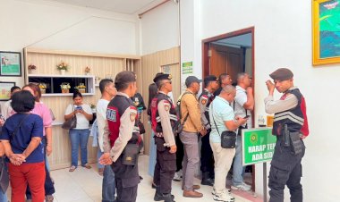 Kawal-Sidang-Perdana-Kasus-KDRT-dan-Penelantaran-Anak,-Polresta-Kupang-Kota-Pastikan-Pengamanan-Ketat-di-PN-Kupang.