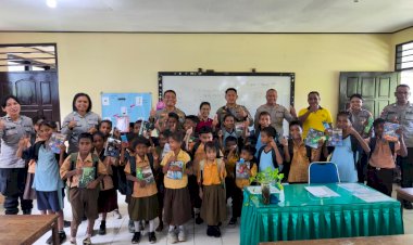 Peduli-Pendidikan,-Polresta-Kupang-Kota-Salurkan-Bantuan-Perlengkapan-Sekolah-bagi-Siswa-Kurang-Mampu-di-SD-Negeri-Pasir-Panjang.