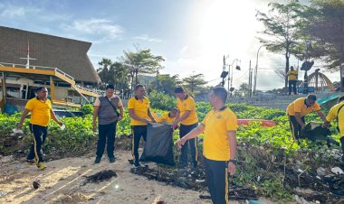 Dukung-Program-Indonesia-ASRI,-Wakapolresta-Kupang-Kota-Terjun-Langsung-dalam-Aksi-Bersih-Pantai-Kelapa-Lima.