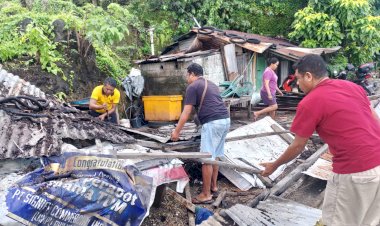 Bhabinkamtibmas-Nunbaun-Delha-Sigap-Bantu-Warga-Terdampak-Bencana-Angin-Kencang