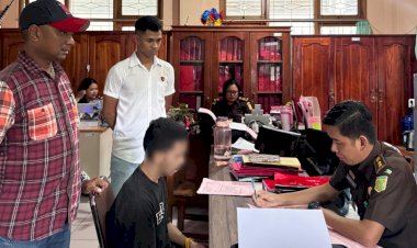 Berkas-Lengkap,-Satreskrim-Polresta-Kupang-Kota-Limpahkan-Tersangka-Kasus-Anak-Tikam-Ayah-Kandung-ke-Kejaksaan.