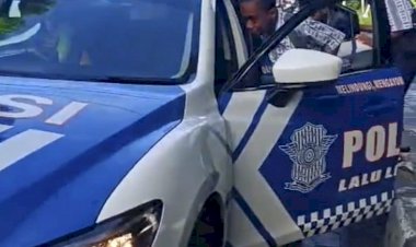 Peduli-Pelajar,-Kasat-Lantas-Polresta-Kupang-Kota-Antar-Siswa-ke-Sekolah.