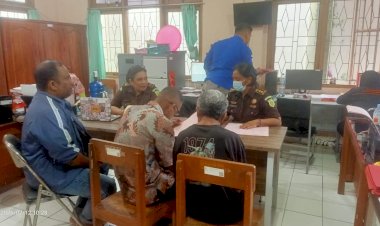 Polsek-Kota-Lama-Resmi-Limpahkan-Tersangka-Pembunuhan-di-Lapak-Semangka-Kelapa-Lima-ke-Kejari-Kota-Kupang