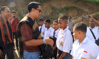 Wakapolda-NTT-Kunjungi-SMPN-48-Sa-Ate-Gaikiu,-Salurkan-Bantuan-bagi-Sekolah-Terdampak-Bencana.