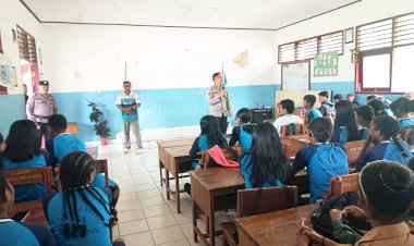 Kapolsek-Maulafa-Beri-Penyuluhan-ke-Siswa-SMPN-11-Kupang-:-Jauhi-Kenakalan-Remaja-dan-Kejar-Prestasi-demi-Masa-Depan.