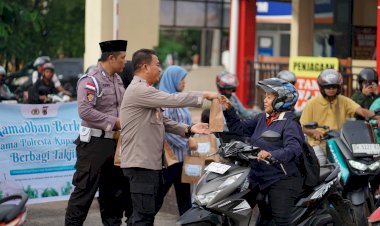 Indahnya-Berbagi,-Wakapolresta-Kupang-Kota-Bersama-Bhayangkari-Bagikan-Takjil-Gratis-bagi-Pengendara.