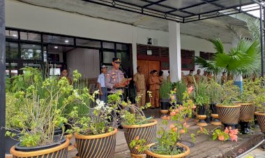 Kapolsek-Kota-Lama-Beri-Motivasi-Siswa-SMAN-2-Kota-Kupang-Saat-Pimpin-Upacara-Bendera