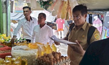 Tim-Saber-Polresta-Kupang-Kota-Sidak-Pasar-Oesapa,-Pastikan-Harga-Pangan-Stabil-Jelang-Hari-Raya.