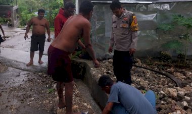 Bhabinkamtibmas-Bakunase-Bersama-Lurah-Tinjau-Saluran-Air-Tersumbat,-Ajak-Warga-Kerja-Bakti.