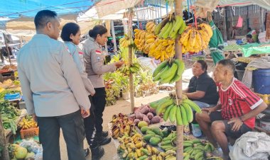 Satbinmas-Polresta-Kupang-Kota-Laksanakan-Binluh-di-Pasar-Oesapa-Jelang-Idul-Fitri-1447-H