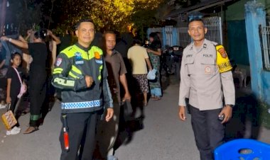 Hadir-di-Tengah-Warga,-Bhabinkamtibmas-Bakunase-Dua-Amankan-Jalan-Salib-di-Labat.