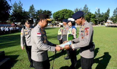 Kapolda-NTT-Berikan-Penghargaan-kepada-Personel-Berprestasi,-Tekankan-Semangat-Pengabdian-dan-Integritas.