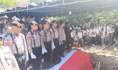 Penghormatan-Terakhir-AKBP-Purn.-Nimrot-Bistolen:-IPDA-Abdul-Haris-Pimpin-Pasukan-Hadiri-Upacara-Pemakaman.