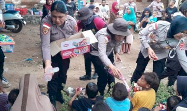 Kapolres-Flores-Timur-dan-Polwan-Turun-ke-Lokasi,-Ratusan-Rumah-Rusak-Akibat-Gempa-di-Adonara-Timur.