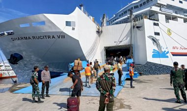 Personel-Posko-Terpadu-Operasi-Semana-Santa,-Amankan-Keberangkatan-Kapal-di-Pelabuhan-Tenau-Kupang.