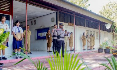 Kasihumas-Polresta-Kupang-Kota-Berikan-Motivasi-dan-Imbauan-kepada-Pelajar-SMP-Negeri-5 -Kota-Kupang