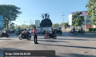 Satsamapta-Polresta-Kupang-Kota-Tingkatkan-Pelayanan-Pagi,-Hadir-di-Titik-Rawan-Kemacetan-dan-Kecelakaan.