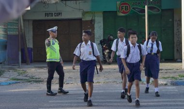 Satlantas-Polresta-Kupang-Kota-Prioritaskan-Keselamatan-Pelajar-di-ZSS-SMP-Negeri-2