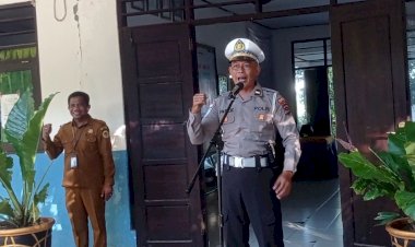 Jadilah-Generasi-Cerdas-dan-Baik,-Kanit-Lantas-Polsek-Alak-Beri-Motivasi-dan-Edukasi-Medsos-di-SMPN-6-Kota-Kupang.