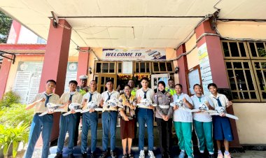 Satlantas-Polresta-Kupang-Kota-Bagikan-Atribut-PKS-di-SMA-Katolik-Giovani,-Dorong-Pelajar-Tertib-Berlalu-Lintas.