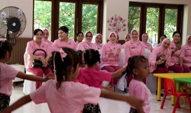 Hangat-dan-Penuh-Keceriaan,-Ny.-Vily-Rudi-Darmoko-Kunjungi-TK-Kemala-Bhayangkari-01-Kupang-Kota.