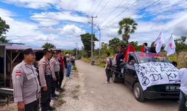 Polresta-Kupang-Kota-Amankan-Aksi-Mahasiswa-IAKN,-Kabagops-Pimpin-Langsung-Pengamanan.
