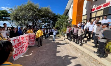 Polresta-Kupang-Kota-Amankan-Aksi-Damai-Mahasiswa-IAKN,-Kabagops-Tegaskan-Komitmen-Jaga-Situasi-Kondusif.