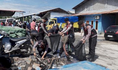 Peringati-“May-Day”,-Polresta-Kupang-Kota-Bersinergi-dengan-Buruh-Bersih-Sampah-di-Pasar-Oeba.