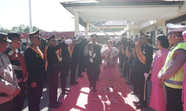 Kapolresta-Kupang-Kota-Pimpin-Wisuda-Purna-Bakti,-Dua-Perwira-Dilepas-dengan-Tradisi-Pedang-Pora.