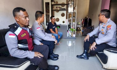 Usai-Jadi-Korban-Lemparan-Batu-Saat-Unras,-Personel-Polresta-Kupang-Kota-Dijenguk-Kapolresta.