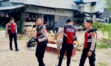 Polisi-Hadir-di-Tengah-Aktivitas-Pasar,-Hadirkan-Rasa-Aman-di-Pusat-Ekonomi.