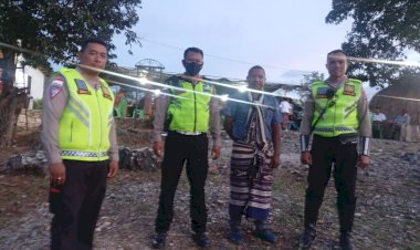 Personel-Polsek-Maulafa-Kawal-Ketat-Pawai-Obor-dan-Ibadah-Syukur-HUT-ke-25-GMIT-Bukit-Zaitun-Sikumana