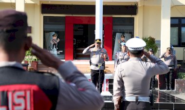 Apresiasi-Personel-yang-Mampu-Menjawab-Pertanyaan,-Kapolresta-Kupang-Kota-Berikan-Reward-dan-Minta-Anggota-Selalu-Hadir-untuk-Masyarakat.
