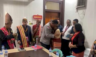 Kapolresta-Kupang-Kota-Terima-Audiensi-Masyarakat-Adat-Kerajaan-Amanatun,-Tegaskan-Penanganan-Kasus-Kematian-YB-Dilakukan-Secara-Profesional.