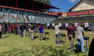 Asah-Kemampuan-Menembak-Personel,-Kapolresta-Kupang-Kota:-Pemegang-Senpi-Harus-Profesional-dan-Bertanggung-Jawab.