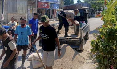 Bhabinkamtibmas-Batuplat-Bersama-Lurah-dan-Warga-Gotong-Royong-Tambal-Jalan-Berlubang-Demi-Keselamatan-Pengguna-Jalan