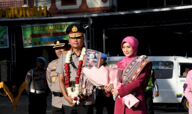 Tradisi-Pedang-Pora-Sambut-Wakapolda-NTT-Brigjen-Pol-Faizal,-Awali-Pengabdian-di-Bumi-Flobamorata