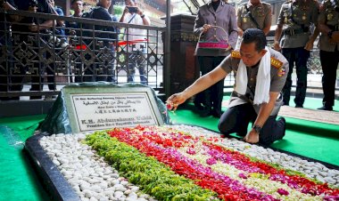 Jelang-Hari-Bhayangkara,-Kapolri-Ziarah-ke-Makam-Gus-Dur.