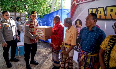 Polda-NTT-Penuh-Kasih,-Kapolda-Irjen-Rudi-Darmoko-Serahkan-Bantuan-Sembako-bagi-Warga-Kota-Kupang.