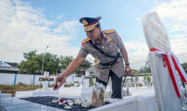 Kapolda-NTT-Pimpin-Ziarah-Rombongan-Jelang-Hari-Bhayangkara-ke-80-di-TMP-Dharma-Loka,-Kapolresta-Kupang-Kota:-Teladani-Semangat-Pengabdian-Para-Pahlawan.