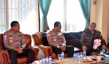 Momentum-HUT-Bhayangkara-ke-80,-Kapolda-NTT-Anjangsana-ke-Rumah-Sesepuh-Polri-Irjen-Pol.-(Purn.)-Jacky-Uly-Perkuat-Silaturahmi-dan-Jalin-Komunikasi-untuk-Kemajuan-Polda-NTT.