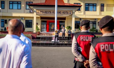 Pimpin-Apel-Terakhir,-Wakapolresta-AKBP-Agung-Wirata-Sampaikan-Pesan-Perpisahan-dan-Apresiasi-untuk-Personel.
